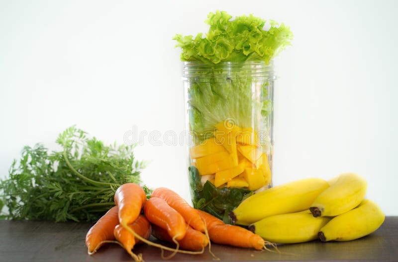 Karottenmango und -banane Smoothiebestandteile lizenzfreie stockfotografie Karottenmango und -banane Smoothiebestandteile lizenzfreie stockfotografie