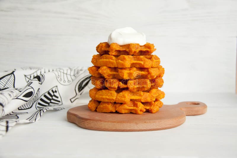 Karottenwaffeln mit Sauerrahm stockbilder Karottenwaffeln mit Sauerrahm stockbilder