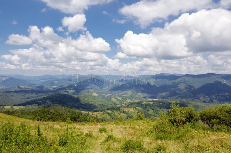karpaten Ukrainische Berge RAUM FÜR BEDECKUNGSschlagzeile UND TEXT lizenzfreie stockbilder karpaten Ukrainische Berge RAUM FÜR BEDECKUNGSschlagzeile UND TEXT lizenzfreie stockbilder