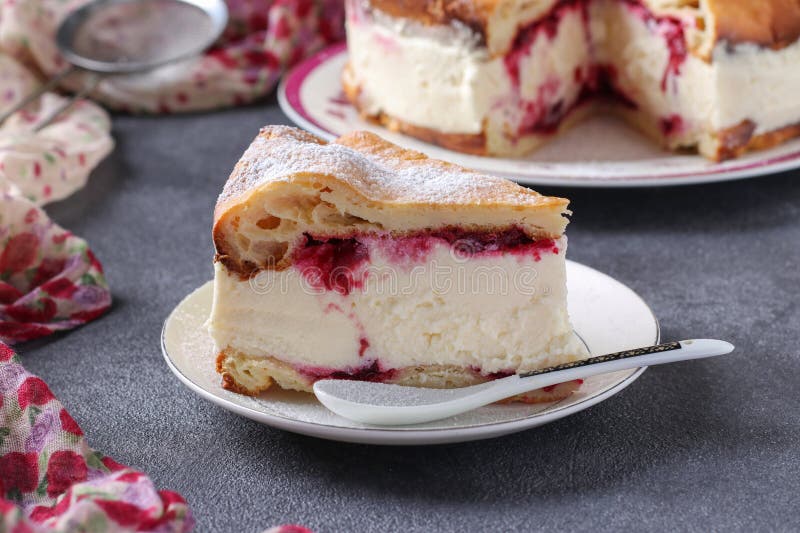 Karpatka Mit Kirschen Traditioneller Polnischer Kuchen Auf Dunkelgrauem ...