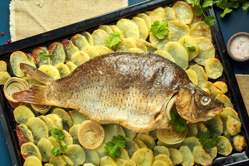 Karpfen, Ganze Fische Aus Dem Ofen Mit Geschnittenen Kartoffeln Auf ...