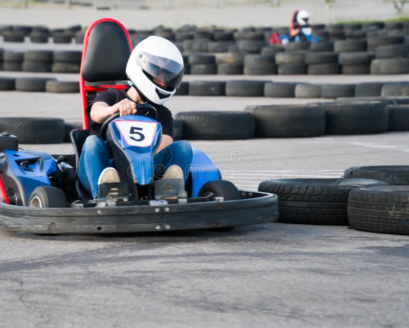Kart que cruza la acción de la meta, velocidad, casco, pista, conductor, competencia, motor, movimiento, adrenalina imagenes de archivo Kart que cruza la acción de la meta, velocidad, casco, pista, conductor, competencia, motor, movimiento, adrenalina imagenes de archivo