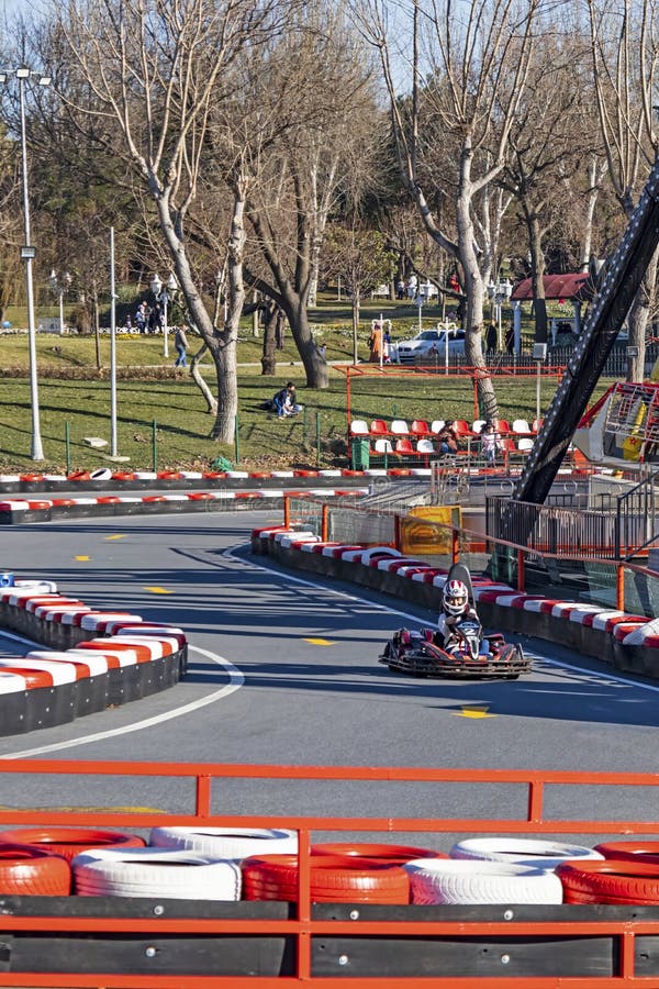 Kart Racing Ou Karting é Uma Variante Das Corridas De Moto Com Roda Aberta  Fotografia Editorial - Imagem de homem, carro: 173210897