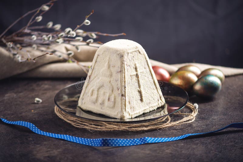 Karte mit traditionellen Nachtischen und bunten Eiern in der rustikalen Art auf einem dunklen Hintergrund Fröhliche Ostern stockbild Karte mit traditionellen Nachtischen und bunten Eiern in der rustikalen Art auf einem dunklen Hintergrund Fröhliche Ostern stockbild
