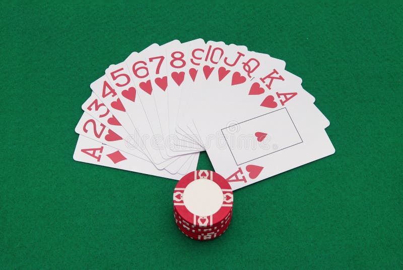 Karten und Chips auf grüner Tabelle stockfoto Karten und Chips auf grüner Tabelle stockfoto