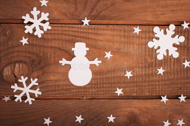 Kartendekorationen der frohen Weihnachten im Papierausschnitt über hölzernem stockbilder Kartendekorationen der frohen Weihnachten im Papierausschnitt über hölzernem stockbilder