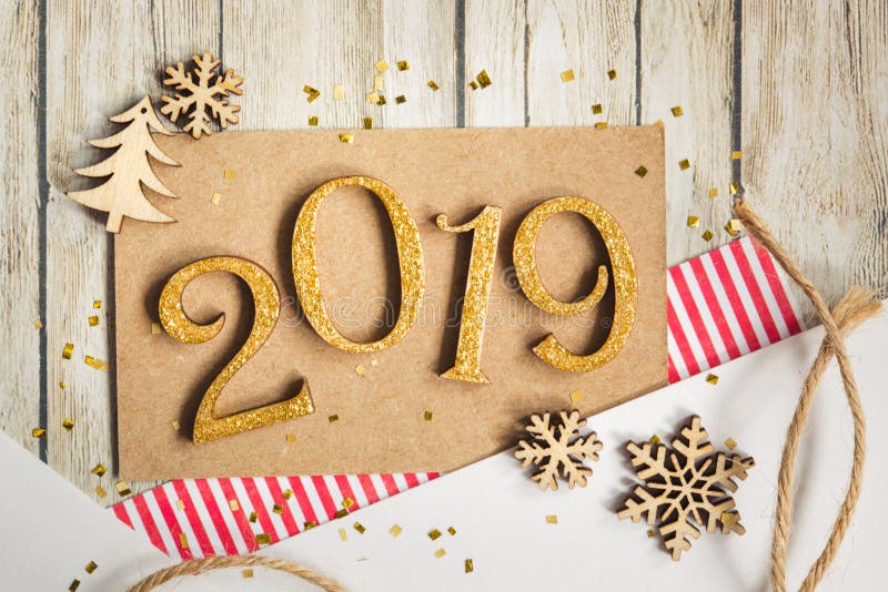 Kartka bożonarodzeniowa 2019 z elementami scrapbooking: papier, płatek śniegu, choinka, dratwa zdjęcia stock Kartka bożonarodzeniowa 2019 z elementami scrapbooking: papier, płatek śniegu, choinka, dratwa zdjęcia stock