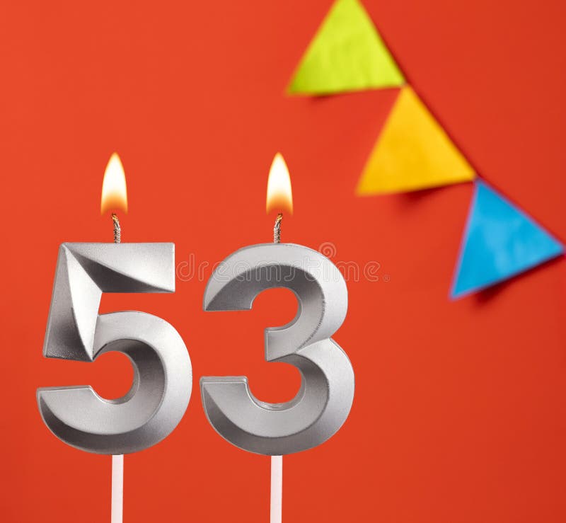 Kartka urodzinowa numer 53 w pomarańczowym tle. świeca urodzinowa numer 53 wizytówka w pomarańczowym tle