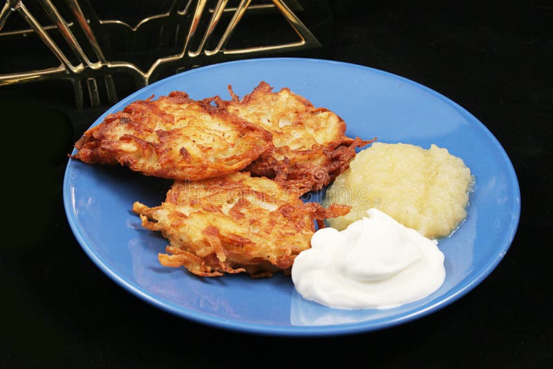 Kartoffel-Pfannkuchen - Latkes Für Chanukka Stockbild - Bild von ...