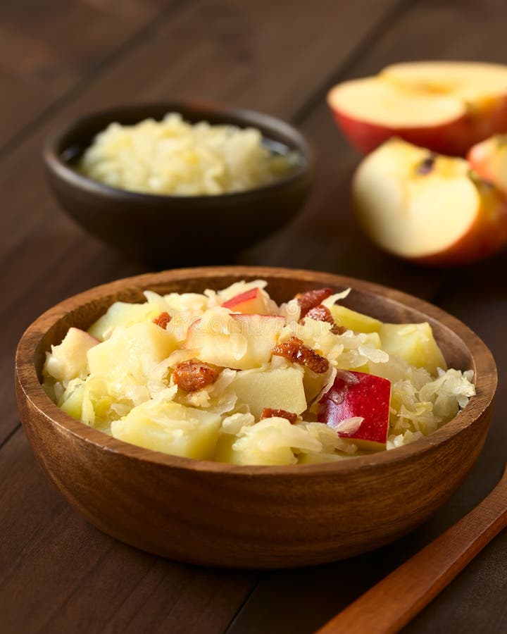 Kartoffel, Sauerkraut und Apple-Salat mit Fried Bacon lizenzfreies stockbild