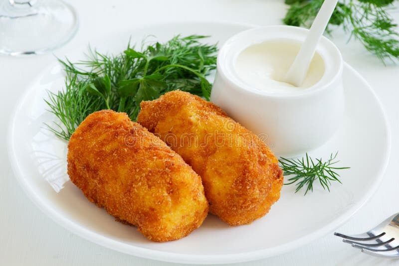 Kartoffelkroketten Mit Mozzarella Stockfoto - Bild von kartoffel ...