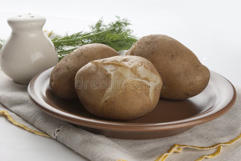 Gekochte Kartoffeln Mit Basilikum Und Zwiebel Stockfoto Bild von ring