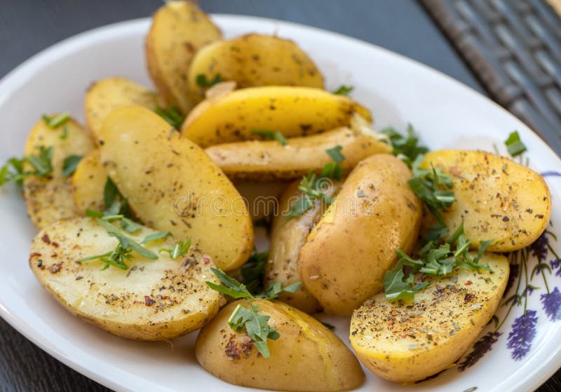 Gekochte Kartoffeln Mit Dill Und Olive Stockbild Bild von knusperig