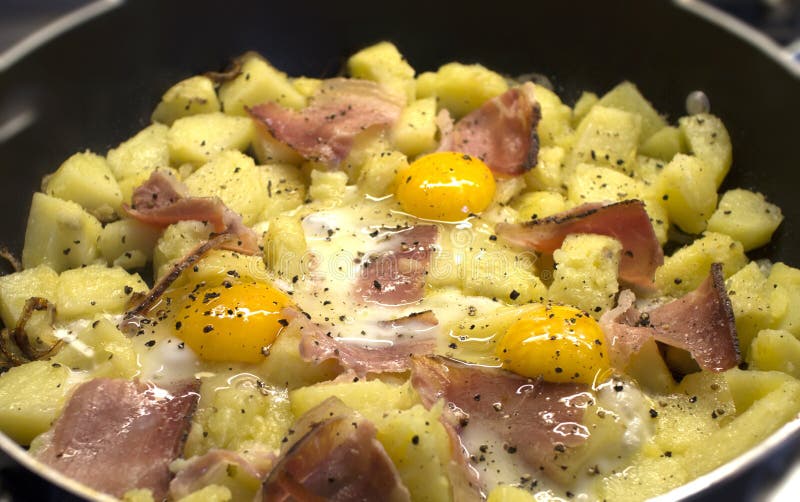 Kartoffeln Mit Eiern Und Speck Stockbild - Bild von gemüse, tradition ... Kartoffeln Mit Eiern Und Speck Stockbild - Bild von gemüse, tradition ...
