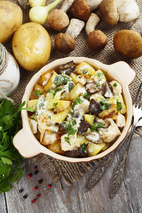 Wannegekochte Kartoffeln Mit Fleisch Und Zwiebeln (Tirol) Stockfoto