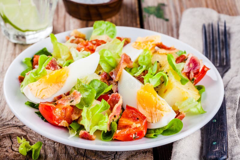 Kartoffelsalat Mit Eiern, Kopfsalat, Tomaten Und Speck Stockfoto - Bild ...