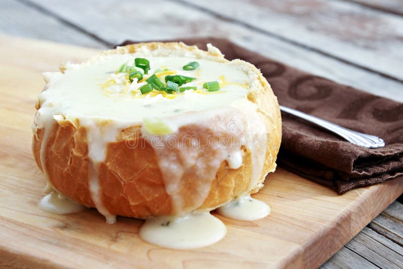 Kartoffelsuppe in der Brot-Schüssel