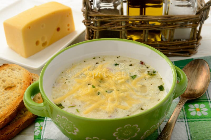 Kartoffelsuppe mit Käse auf weißem Holztisch lizenzfreies stockfoto Kartoffelsuppe mit Käse auf weißem Holztisch lizenzfreies stockfoto