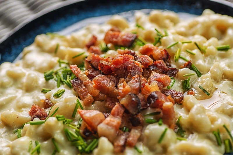 Kartoflane kluchy z baranim serem i bekonem, tradycyjny slovakian jedzenie, slovak gastronomy zdjęcie stock Kartoflane kluchy z baranim serem i bekonem, tradycyjny slovakian jedzenie, slovak gastronomy zdjęcie stock