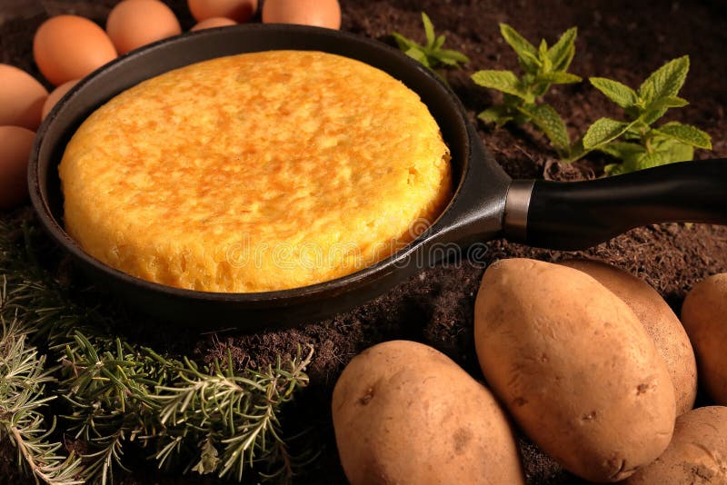 KARTOFLANY TORTILLA W niecce Z jajkami I grulami obraz stock KARTOFLANY TORTILLA W niecce Z jajkami I grulami obraz stock
