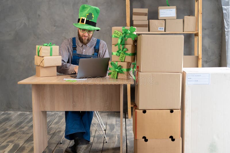 Kartonger i leprechaun som förpackar presentlådor som förbereder snabba patriarkleverans. småföretagsägare i workshop royaltyfri bild