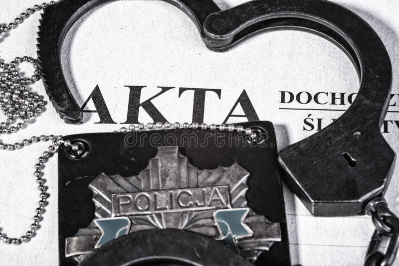 Kartoteki dochodzenie policyjne. Fotografia pokazuje podtytułom w Polskim ` policję i dochodzenie kartotekę dochodzenia ` ostry wizerunek z ` kartoteki ` tylko ostatek zamazany
