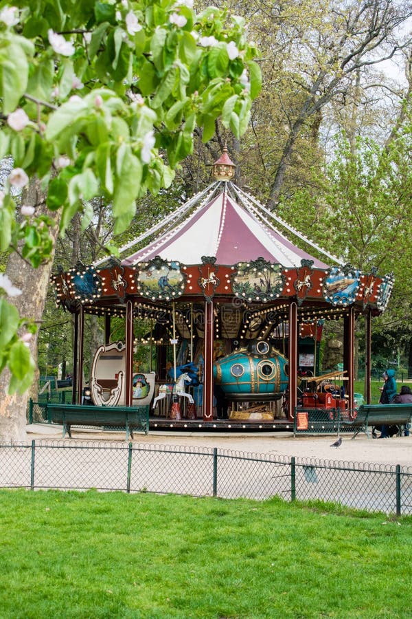 Karussell Im Park Monceau, Paris Stockfoto Bild von