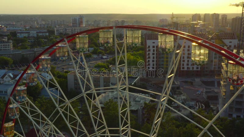 Karussellrad vor dem Hintergrund der Stadt : Kharkiv 2021