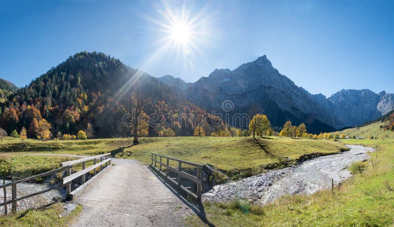 Karwendel valley in de herfst, brug over de rissbach rivier, zonneschijn