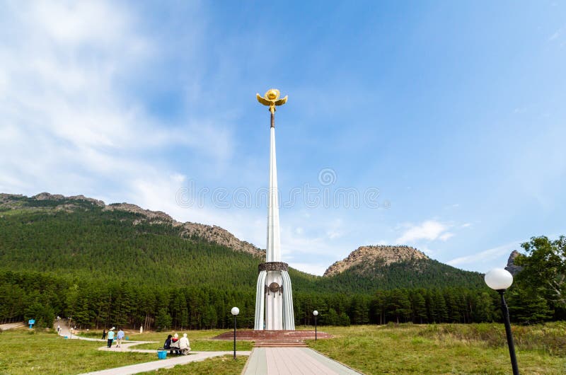 KASAKHSTAN - Augusti 26, 2016: En stele av självständighet nära Borovoye sjön royaltyfri bild KASAKHSTAN - Augusti 26, 2016: En stele av självständighet nära Borovoye sjön royaltyfri bild