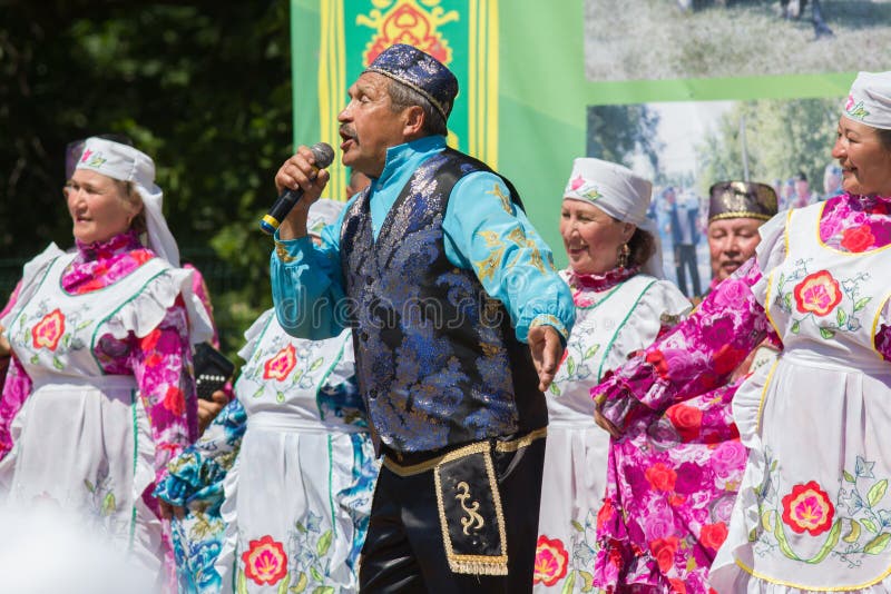 KASAN, RUSSLAND - 23. JUNI 2018: Traditionelles tatarisches Festival Sabantuy - nationale tatarische Ensemblevolkslieder und -tän stockfoto KASAN, RUSSLAND - 23. JUNI 2018: Traditionelles tatarisches Festival Sabantuy - nationale tatarische Ensemblevolkslieder und -tän stockfoto