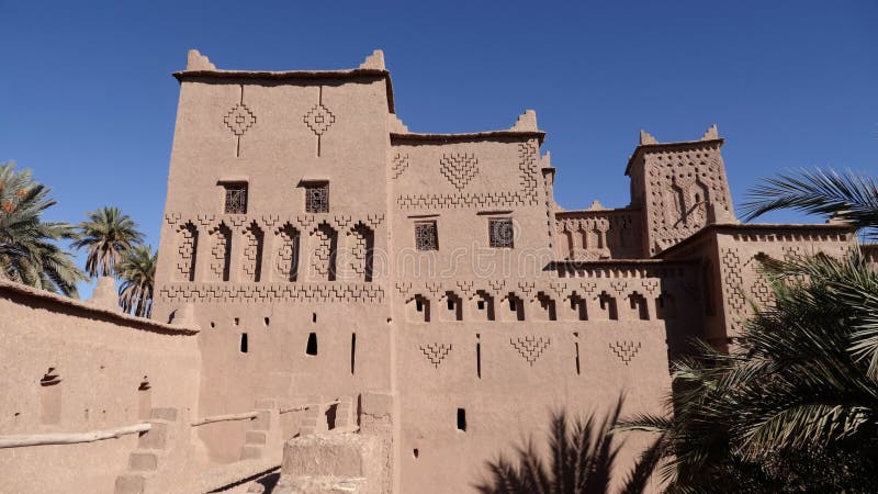 Kasbah amridil au maroc. authentique architecture traditionnelle sud-marocaine adobe. clips vidéos
