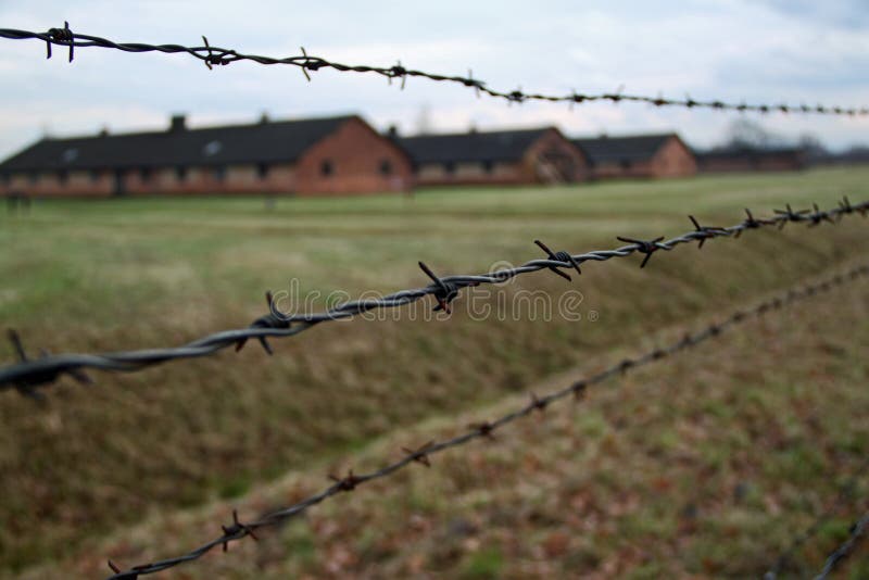 Baracken hinter Stacheldraht im Konzentrationslager Auschwitz-Birkenau stockfotos
