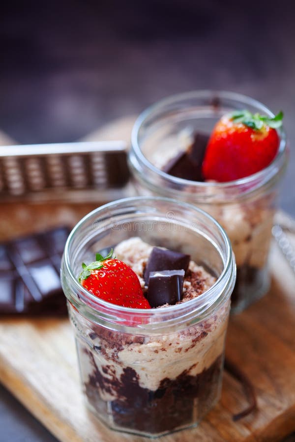 Kasju- och datumstrikt vegetariantiramisu med choklad i delkrus Sund efterrätt arkivbilder Kasju- och datumstrikt vegetariantiramisu med choklad i delkrus Sund efterrätt arkivbilder