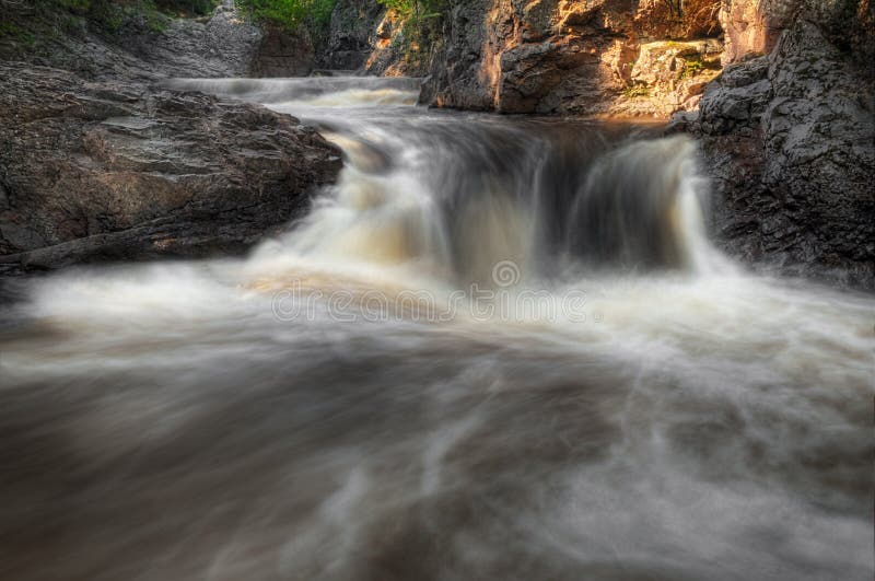 Kaskade-Fluss-Wasserfall lizenzfreie stockfotografie