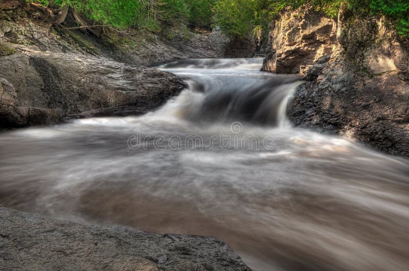 Kaskade-Fluss-Wasserfall - Vordergrund-Felsen lizenzfreie stockfotos