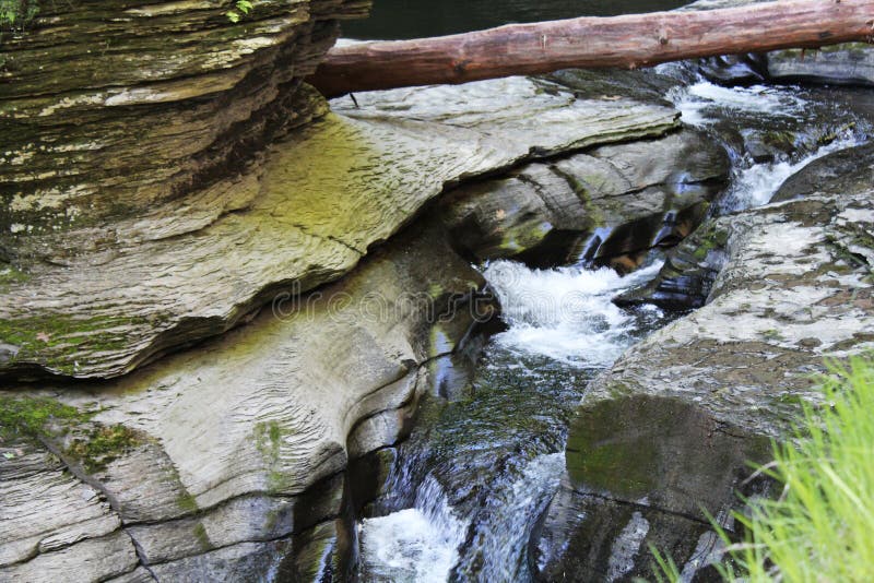 Kaskaden bei Watkins Glen State Park. Kaskaden und natürlich gebogener Felsen entlang der gehenden Spur der Flussschlucht