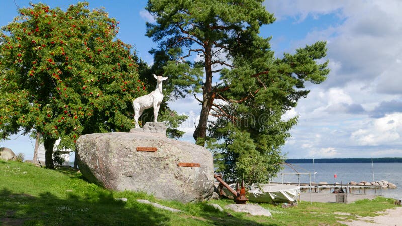 Kasmu, Estonia - 4 settembre 2019: Veduta di una giornata di sole verso il monumento di capra nel porto di Käsmu, sulla costa del immagini stock Kasmu, Estonia - 4 settembre 2019: Veduta di una giornata di sole verso il monumento di capra nel porto di Käsmu, sulla costa del immagini stock
