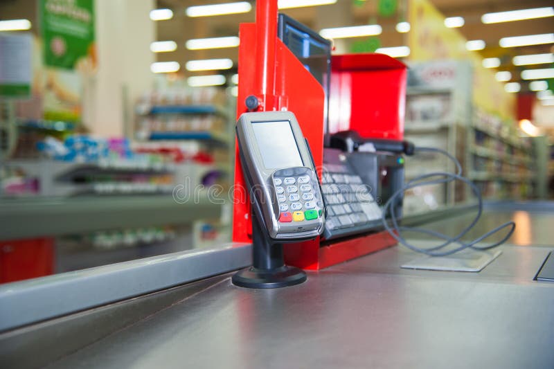 Kassa med betalningterminalen i supermarket arkivbild Kassa med betalningterminalen i supermarket arkivbild