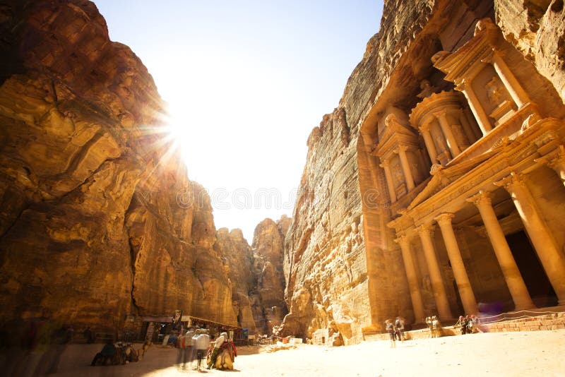 Kassan (Al Khazneh) av Petra Ancient City med den guld- solen royaltyfri fotografi Kassan (Al Khazneh) av Petra Ancient City med den guld- solen royaltyfri fotografi