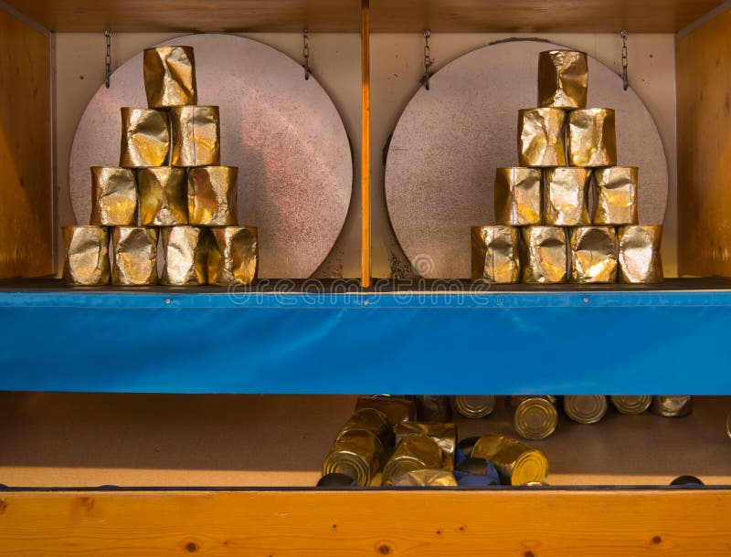 Kasta en boll på en pyramid av cans royaltyfria bilder Kasta en boll på en pyramid av cans royaltyfria bilder