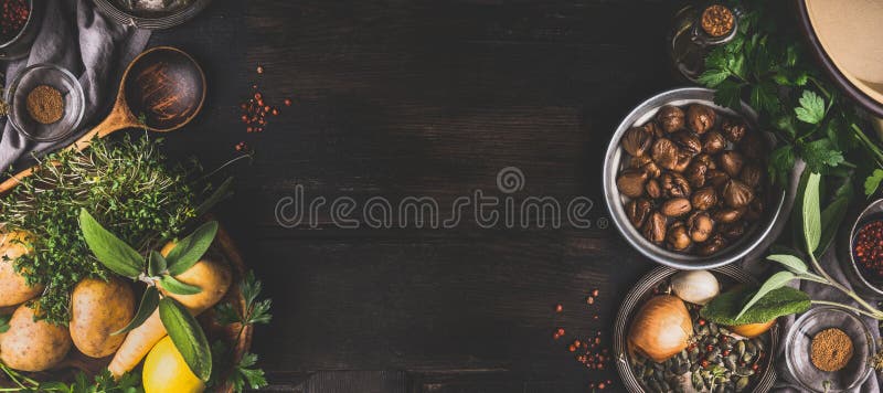 Kastanien, die Bestandteile auf dunklem rustikalem Hintergrund, Draufsicht, Platz für Text kochen Saisonlebensmittel und Essen