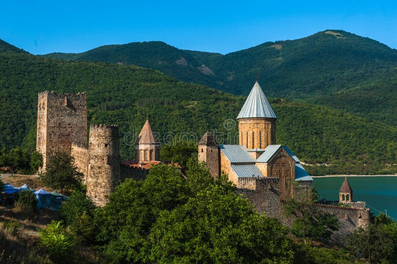 Kasteel complex met kerk op Aragvi-rivier, Ananuri, Georgië royalty-vrije stock fotografie Kasteel complex met kerk op Aragvi-rivier, Ananuri, Georgië royalty-vrije stock fotografie