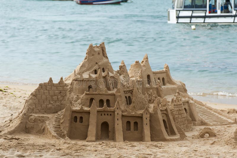 Kasteel van zand op strand wordt gemaakt dat stock foto's Kasteel van zand op strand wordt gemaakt dat stock foto's