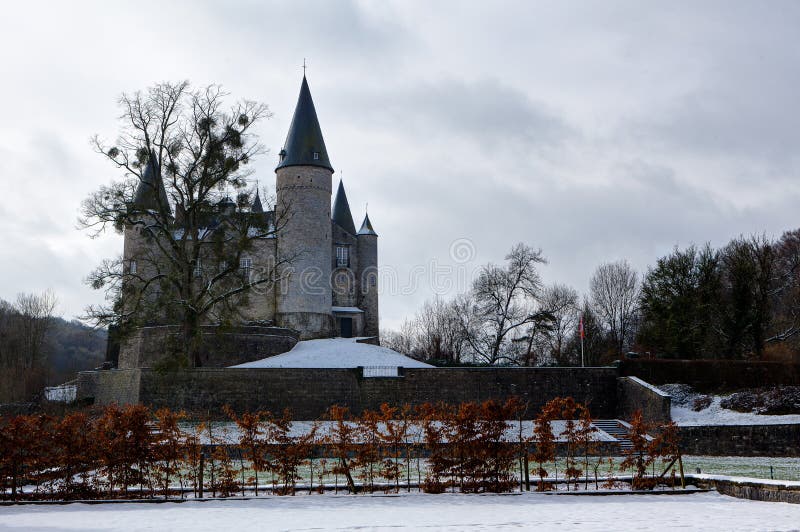 Kasteel Veves, sneeuw, Furfooz, Diant, België royalty-vrije stock foto Kasteel Veves, sneeuw, Furfooz, Diant, België royalty-vrije stock foto