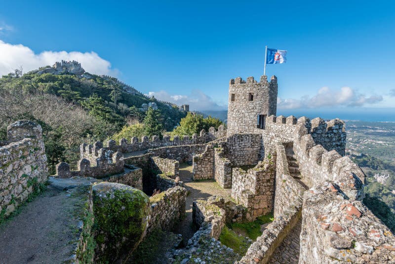 Kasteelmuur en Toren van het Moorse Kasteel in Sintra stock afbeelding Kasteelmuur en Toren van het Moorse Kasteel in Sintra stock afbeelding