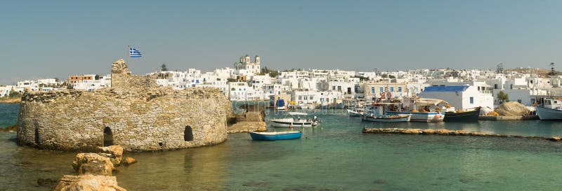 Kastellikasteel van Paros-eiland in Griekenland Een oude Venetiaanse vesting bij Naoussa-dorp stock foto Kastellikasteel van Paros-eiland in Griekenland Een oude Venetiaanse vesting bij Naoussa-dorp stock foto