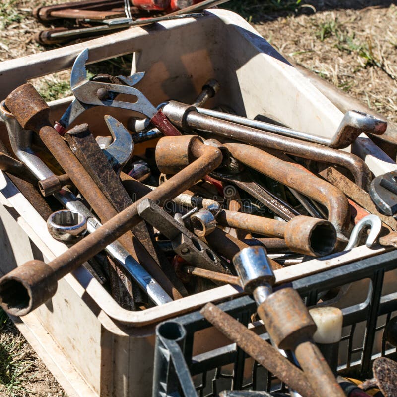 Kasten der zweiten Hand verrostete Hardware-Werkzeuge am Stiefelverkauf lizenzfreie stockfotografie Kasten der zweiten Hand verrostete Hardware-Werkzeuge am Stiefelverkauf lizenzfreie stockfotografie