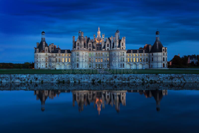 Kasztel Chambord przy zmierzchem, kasztel Loire, Francja Górska chata De Chambord wielki kasztel w Loire dolinie fotografia royalty free Kasztel Chambord przy zmierzchem, kasztel Loire, Francja Górska chata De Chambord wielki kasztel w Loire dolinie fotografia royalty free