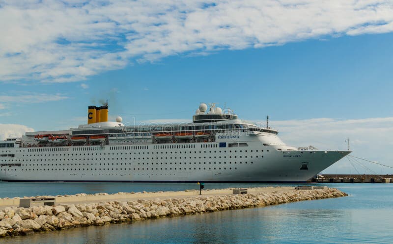 KATAKOLO, GRECIA - 31 de octubre de 2017: Barco de cruceros de Costa Neoclassica que ancla en el puerto de Katakalon fotografía de archivo KATAKOLO, GRECIA - 31 de octubre de 2017: Barco de cruceros de Costa Neoclassica que ancla en el puerto de Katakalon fotografía de archivo